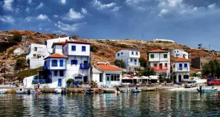 Το μικρό νησάκι όπου έζησαν εξόριστοι ο Ρίτσος και ο Λουντέμης είναι ένας μικρός παράδεισος (photos &amp; video)