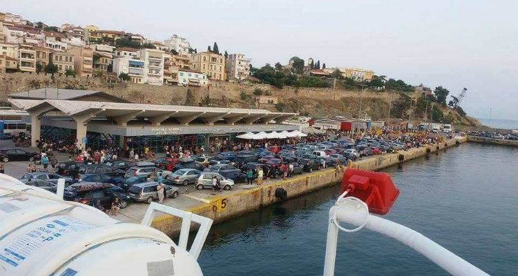 «Πλημμύρισε» από τουρίστες για Λήμνο το λιμάνι της Καβάλας (photos+video)