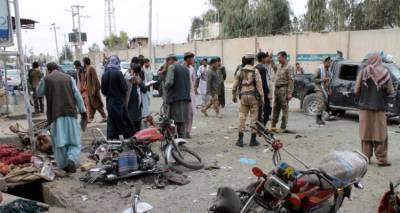 &laquo;&Mu;&alpha;&mu;ά &sigma;ή&kappa;&omega;&hellip; &raquo;: &Beta;ί&nu;&tau;&epsilon;&omicron; &sigma;&pi;&alpha;&rho;&alpha;&gamma;&mu;ό&sigmaf; &mu;&epsilon; &pi;&alpha;&iota;&delta;&iota;ά &pi;&omicron;&upsilon; &kappa;&lambda;&alpha;ί&nu;&epsilon; &delta;ί&pi;&lambda;&alpha; &sigma;&tau;&eta; &mu;&eta;&tau;έ&rho;&alpha; &tau;&omicron;&upsilon;&sigmaf; &mu;&epsilon;&tau;ά &tau;&eta;&nu; έ&kappa;&rho;&eta;&xi;&eta; &sigma;&tau;&eta;&nu; &Kappa;&alpha;&mu;&pi;&omicron;ύ&lambda;