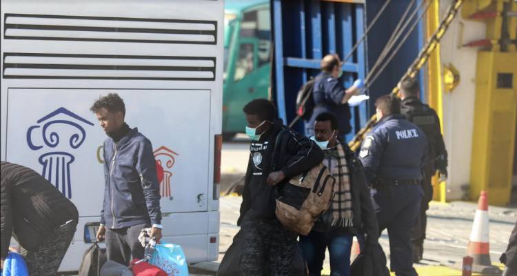Μεταναστευτικό: Έφτασαν στο λιμάνι της Καβάλας 300 πρόσφυγες και μετανάστες