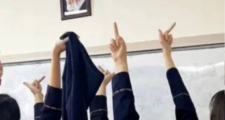 Μαθήτριες στο Ιράν πετούν τις μαντίλες, δείχνουν το μεσαίο δάχτυλο στην ιρανική ηγεσία