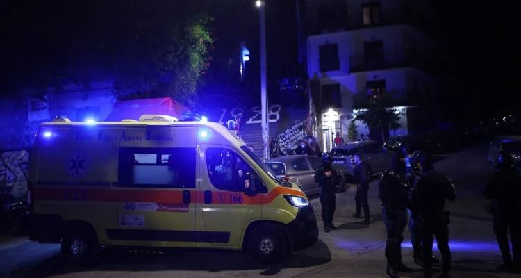 &Tau;&iota; &epsilon;&kappa;&tau;&iota;&mu;&omicron;ύ&nu; &omicron;&iota; &Alpha;&rho;&chi;έ&sigmaf; &gamma;&iota;&alpha; &tau;&eta;&nu; &epsilon;&nu; &psi;&upsilon;&chi;&rho;ώ &delta;&omicron;&lambda;&omicron;&phi;&omicron;&nu;ί&alpha; &sigma;&tau;&alpha; &Epsilon;&xi;ά&rho;&chi;&epsilon;&iota;&alpha; | &Tau;&rho;&alpha;&gamma;&iota;&kappa;ή &phi;&iota;&gamma;&omicron;ύ&rho;&alpha; &omicron; &sigma;&kappa;ύ&lambda;&omicron;&sigmaf; &tau;&omicron;&upsilon; &theta;ύ&mu;&alpha;&tau;&omicron;&sigmaf;, &delta;&epsilon;&nu; έ&phi;&epsilon;&upsilon;&gamma;&epsilon; &alpha;&pi;ό &delta;ί&pi;&lambda;&alpha; &tau;&omicron;&upsilon;