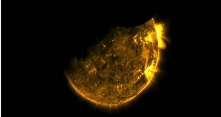 Η NASA κατέγραψε την εντυπωσιακή διπλή έκλειψη Hλίου | Σπάνιο φαινόμενο (video)