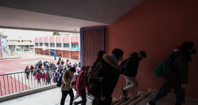 &Kappa;&epsilon;&rho;&alpha;&mu;έ&omega;&sigmaf;: &Tau;&omicron; &sigma;&chi;&omicron;&lambda;&iota;&kappa;ό έ&tau;&omicron;&sigmaf; &theta;&alpha; &pi;&alpha;&rho;&alpha;&tau;&alpha;&theta;&epsilon;ί &epsilon;&nu;&tau;ό&sigmaf; &tau;&omicron;&upsilon; &Iota;&omicron;&upsilon;&nu;ί&omicron;&upsilon;