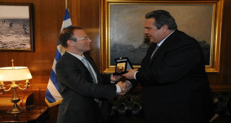 &Sigma;&tau;&eta; &Lambda;ή&mu;&nu;&omicron; &pi;&rho;&omicron;&sigma;&kappa;ά&lambda;&epsilon;&sigma;&epsilon; &omicron; &Pi;ά&nu;&omicron;&sigmaf; &Kappa;&alpha;&mu;&mu;έ&nu;&omicron;&sigmaf; &tau;&omicron; &nu;&alpha;ύ&alpha;&rho;&chi;&omicron; &sigma;&epsilon;&rho; &Tau;&zeta;&omicron;ό&rho;&tau;&zeta; &Zeta;&alpha;&mu;&pi;έ&lambda;&alpha;