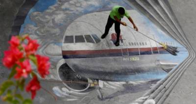 &Pi;&tau;ή&sigma;&eta; MH370: &Upsilon;&pi;&omicron;&psi;ί&epsilon;&sigmaf; ό&tau;&iota; &omicron; &pi;&iota;&lambda;ό&tau;&omicron;&sigmaf; &alpha;&upsilon;&tau;&omicron;&kappa;&tau;ό&nu;&eta;&sigma;&epsilon;, ή&tau;&alpha;&nu; &kappa;&alpha;&mu;&iota;&kappa;ά&zeta;&iota; &kappa;&alpha;&iota; έ&rho;&iota;&xi;&epsilon; &tau;&omicron; &alpha;&epsilon;&rho;&omicron;&pi;&lambda;ά&nu;&omicron; &sigma;&tau;&omicron;&nu; &omega;&kappa;&epsilon;&alpha;&nu;ό