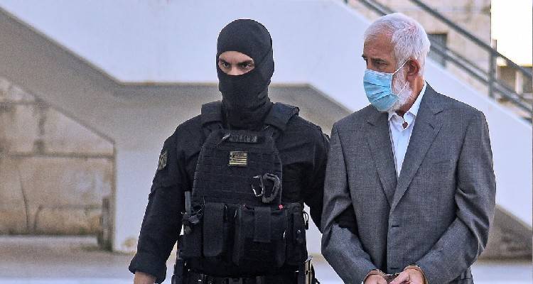 &Delta;ί&kappa;&eta; &Pi;έ&tau;&rho;&omicron;&upsilon; &Phi;&iota;&lambda;&iota;&pi;&pi;ί&delta;&eta;: &laquo;&Epsilon;ί&nu;&alpha;&iota; &alpha;&theta;ώ&omicron;&sigmaf;, &pi;&rho;ό&kappa;&epsilon;&iota;&tau;&alpha;&iota; &gamma;&iota;&alpha; &sigma;&upsilon;&nu;&omega;&mu;&omicron;&sigma;ί&alpha;&raquo;, &upsilon;&pi;&omicron;&sigma;&tau;ή&rho;&iota;&xi;&epsilon; &eta; &sigma;ύ&zeta;&upsilon;&gamma;ό&sigmaf; &tau;&omicron;&upsilon;, &nu;έ&alpha; &kappa;&alpha;&tau;ά&theta;&epsilon;&sigma;&eta; &sigma;ή&mu;&epsilon;&rho;&alpha;