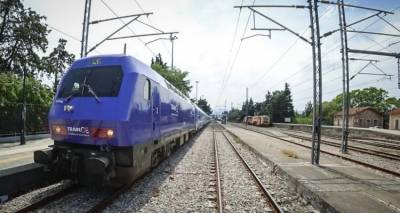 &Lambda;&iota;&beta;&alpha;&delta;&epsilon;&iota;ά: &Tau;&rho;έ&nu;&omicron; έ&sigma;&epsilon;&rho;&nu;&epsilon; &gamma;&upsilon;&nu;&alpha;ί&kappa;&alpha; &pi;&omicron;&upsilon; &epsilon;ί&chi;&epsilon; &pi;&iota;&alpha;&sigma;&tau;&epsilon;ί &sigma;&tau;&iota;&sigmaf; &pi;ό&rho;&tau;&epsilon;&sigmaf; -&Pi;&alpha;&rho;έ&mu;&beta;&alpha;&sigma;&eta; &epsilon;&iota;&sigma;&alpha;&gamma;&gamma;&epsilon;&lambda;έ&alpha; &kappa;&alpha;&iota; &sigma;&upsilon;&lambda;&lambda;ή&psi;&epsilon;&iota;&sigmaf;