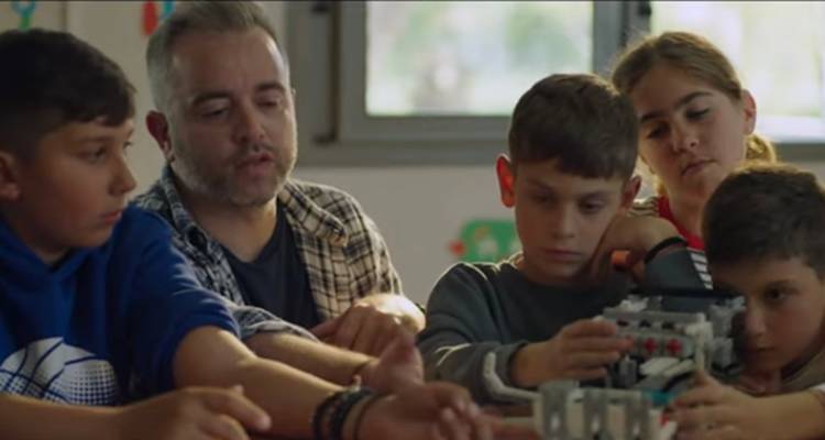 «Μικρά νησιά, μεγάλα όνειρα»: Συγκινητικό βίντεο της Eurobank για τον Άη Στράτη, τη Ρομποτική και τον Αντώνη Μακρή.