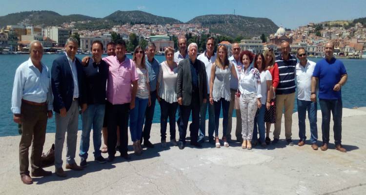 &Kappa;ώ&sigma;&tau;&alpha;&sigmaf; &Mu;&omicron;&upsilon;&tau;&zeta;&omicron;ύ&rho;&eta;&sigmaf;: &laquo;Έ&chi;&omega; &mu;ά&theta;&epsilon;&iota; &sigma;&tau;&eta; &zeta;&omega;ή &mu;&omicron;&upsilon; &nu;&alpha; &sigma;&upsilon;&nu;&epsilon;&rho;&gamma;ά&zeta;&omicron;&mu;&alpha;&iota; &gamma;&iota;&alpha; ό&lambda;&alpha; &tau;&alpha; &theta;έ&mu;&alpha;&tau;&alpha;&raquo;