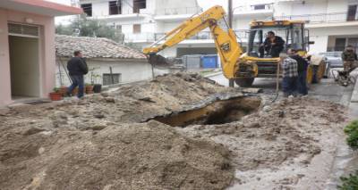 &Delta;&upsilon;&omicron; &mu;έ&rho;&epsilon;&sigmaf; &chi;&omega;&rho;ί&sigmaf; &nu;&epsilon;&rho;ό &pi;&epsilon;&rho;&iota;&omicron;&chi;ή &tau;&eta;&sigmaf; &Mu;ύ&rho;&iota;&nu;&alpha;&sigmaf;