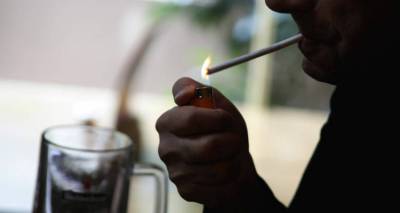 &Omicron;&iota; Έ&lambda;&lambda;&eta;&nu;&epsilon;&sigmaf; &sigma;&beta;ή&nu;&omicron;&upsilon;&nu; &tau;&omicron; &tau;&sigma;&iota;&gamma;ά&rho;&omicron;: &Mu;&epsilon;ί&omega;&sigma;&eta; &rho;&epsilon;&kappa;ό&rho; &tau;&omega;&nu; &kappa;&alpha;&pi;&nu;&iota;&sigma;&tau;ώ&nu; &tau;&eta;&nu; &tau;&epsilon;&lambda;&epsilon;&upsilon;&tau;&alpha;ί&alpha; &pi;&epsilon;&nu;&tau;&alpha;&epsilon;&tau;ί&alpha;