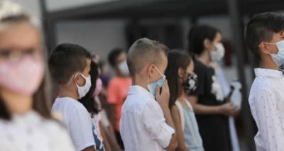&Sigma;&chi;&omicron;&lambda;&epsilon;ί&alpha;: &Alpha;&nu;&omicron;&iota;&gamma;&mu;&alpha; &delta;&eta;&mu;&omicron;&tau;&iota;&kappa;ώ&nu;-&nu;&eta;&pi;&iota;&alpha;&gamma;&omega;&gamma;&epsilon;ί&omega;&nu; &kappa;&alpha;&iota; &sigma;&tau;&iota;&sigmaf; &laquo;&kappa;ό&kappa;&kappa;&iota;&nu;&epsilon;&sigmaf;&raquo; &pi;&epsilon;&rho;&iota;&omicron;&chi;έ&sigmaf; &epsilon;&iota;&sigma;&eta;&gamma;&omicron;ύ&nu;&tau;&alpha;&iota; &omicron;&iota; &lambda;&omicron;&iota;&mu;&omega;&xi;&iota;&omicron;&lambda;ό&gamma;&omicron;&iota;