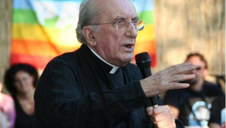 Χιλιάδες κόσμου στην κηδεία του ιταλού ιερέα Αντρέα Γκάλο