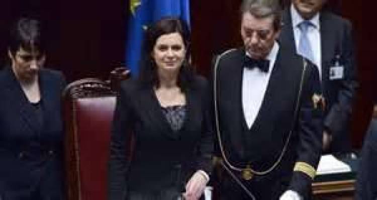 &Iota;&tau;&alpha;&lambda;ί&alpha;: &Eta; &Lambda;ά&omicron;&upsilon;&rho;&alpha; &Mu;&pi;&omicron;&lambda;&nu;&tau;&rho;ί&nu;&iota; &nu;έ&alpha; &pi;&rho;ό&epsilon;&delta;&rho;&omicron;&sigmaf; &tau;&eta;&sigmaf; &beta;&omicron;&upsilon;&lambda;ή&sigmaf;