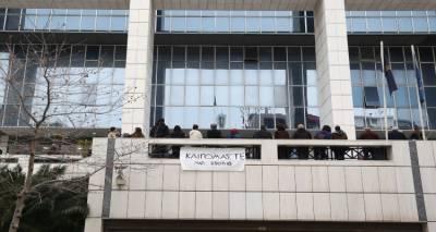 &laquo;Ό&tau;&alpha;&nu; &eta; &phi;&omega;&tau;&iota;ά έ&rho;&chi;&epsilon;&tau;&alpha;&iota;, &kappa;ά&nu;&epsilon;&iota;&sigmaf; &epsilon;&kappa;&kappa;έ&nu;&omega;&sigma;&eta;&raquo;: &Eta; &alpha;&gamma;ό&rho;&epsilon;&upsilon;&sigma;&eta; &tau;&eta;&sigmaf; &Epsilon;&iota;&sigma;&alpha;&gamma;&gamma;&epsilon;&lambda;έ&omega;&sigmaf; &sigma;&tau;&eta; &delta;ί&kappa;&eta; &gamma;&iota;&alpha; &tau;&omicron; &Mu;ά&tau;&iota;