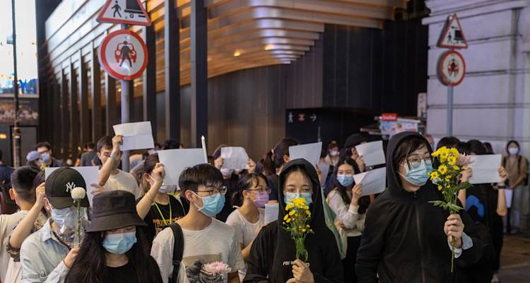 Κίνα: Τι συμβολίζουν τα λευκά χαρτιά που κρατούν οι διαδηλωτές