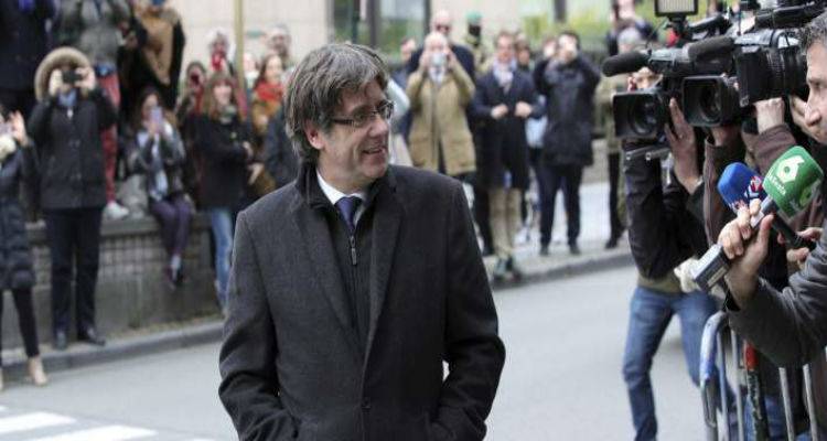 Ο Κάρλες Πουτζεδμόν παραδόθηκε στις βελγικές αρχές