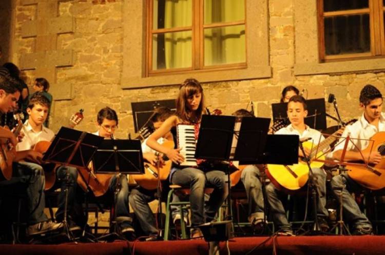 &Tau;&omicron; &epsilon;&rho;&chi;ό&mu;&epsilon;&nu;&omicron; &Sigma;&alpha;&beta;&beta;&alpha;&tau;&omicron;&kappa;ύ&rho;&iota;&alpha;&kappa;&omicron; &sigma;&epsilon; &Mu;ύ&rho;&iota;&nu;&alpha; &kappa;&alpha;&iota; &Mu;&omicron;ύ&delta;&rho;&omicron;: &laquo;&Psi;ά&chi;&nu;&omicron;&nu;&tau;&alpha;&sigmaf; &tau;&omicron; &kappa;&rho;&upsilon;&mu;&mu;έ&nu;&omicron; &pi;&rho;ό&sigma;&omega;&pi;&omicron; &tau;&eta;&sigmaf; &mu;&omicron;&upsilon;&sigma;&iota;&kappa;ή&sigmaf; &pi;&omicron;&upsilon; &alpha;&kappa;&omicron;ύ&mu;&epsilon;&raquo;