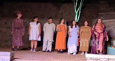 &Mu;&epsilon; &tau;&eta;&nu; &laquo;&Omega;&rho;&alpha;ί&alpha; &Epsilon;&lambda;έ&nu;&eta;&raquo; &sigma;&tau;&eta; &Chi;ί&omicron; | &Tau;&omicron; &Gamma;&upsilon;&mu;&nu;ά&sigma;&iota;&omicron; &Lambda;&iota;&beta;&alpha;&delta;&omicron;&chi;&omega;&rho;ί&omicron;&upsilon; &sigma;&tau;&eta; &sigma;&kappa;&eta;&nu;ή &tau;&omega;&nu; &laquo;&Nu;έ&Omega;&Nu; &Omicron;&Mu;&Eta;&Rho;ί&Delta;&Omega;&Nu; 2025&raquo;