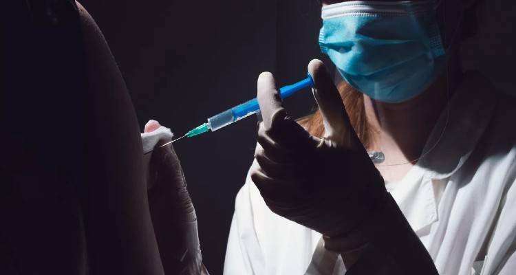 Στα σκαριά κατ’ οίκον εμβολιασμοί και β&#039; δόση στα εξοχικά | Ποιες ηλικίες αφορά