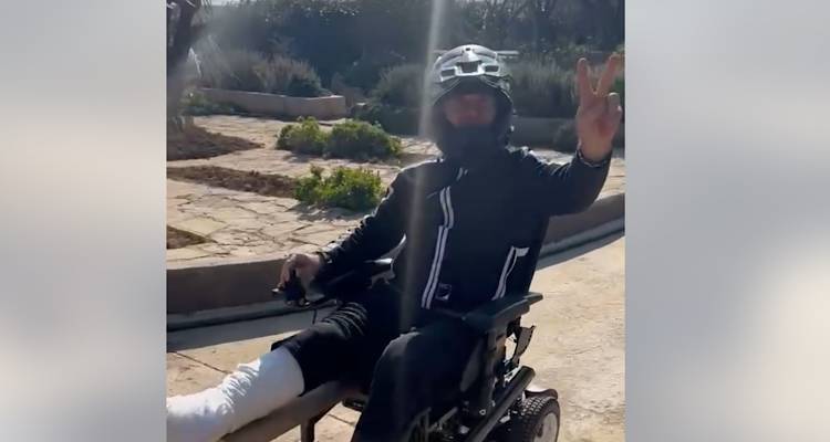 Ο Στέλιος Ρόκκος με πατερίτσες και… χιούμορ: «Λευτεριά στη βόρεια Μύκονο!»