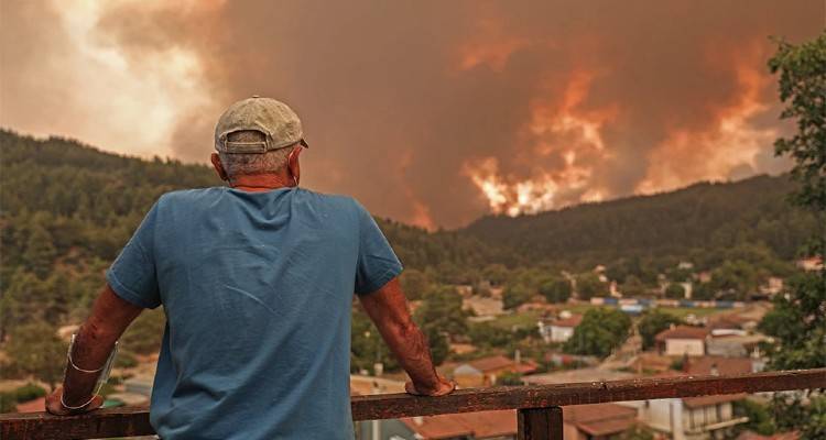 Φωτιά στην Εύβοια: Μια ανάσα από τους οικισμούς οι πύρινες φλόγες