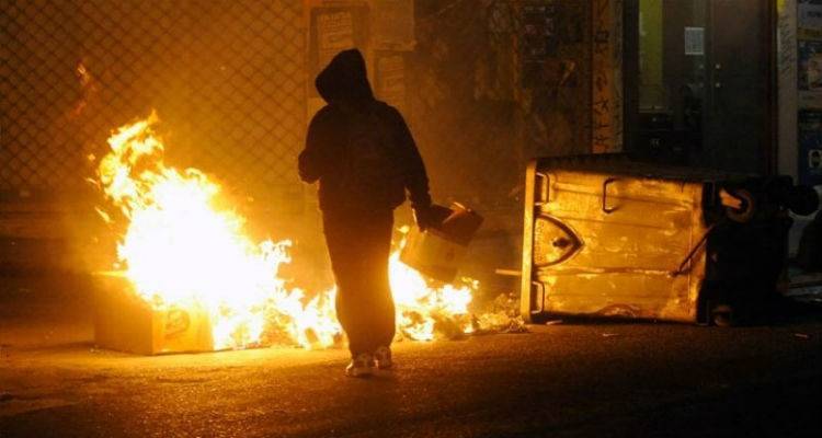 Μπαράζ εμπρησμών τα ξημερώματα στη Μύρινα