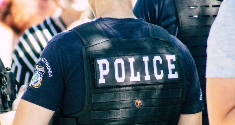 Συμπλοκή μαθητών στο Περιστέρι με σκουπόξυλα, νεράντζια και αυγά | Τραυματίστηκε μία καθηγήτρια, συνελήφθη 15χρονος