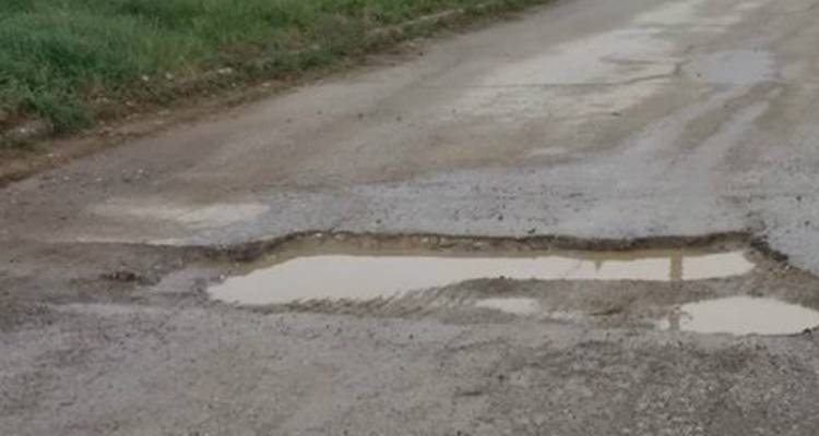 Λήμνος: Κάτοικος καταγγέλλει ζημιά αξίας 500€ από… λακούβα (photo)