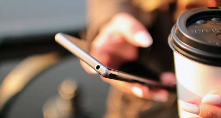 &Mu;&epsilon;ί&omega;&sigma;&eta; &tau;&omicron;&upsilon; &kappa;ό&sigma;&tau;&omicron;&upsilon;&sigmaf; &tau;&eta;&lambda;&epsilon;&phi;&omega;&nu;&iota;&kappa;ώ&nu; &kappa;&lambda;ή&sigma;&epsilon;&omega;&nu; &kappa;&alpha;&iota; SMS &sigma;&tau;&eta;&nu; &Epsilon;&Epsilon; &mu;&epsilon; &alpha;&pi;ό&phi;&alpha;&sigma;&eta; &tau;&omicron;&upsilon; &Epsilon;&upsilon;&rho;&omega;&kappa;&omicron;&iota;&nu;&omicron;&beta;&omicron;&upsilon;&lambda;ί&omicron;&upsilon;