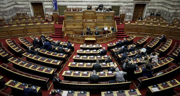 &Eta; Novartis &alpha;&nu;ά&beta;&epsilon;&iota; &phi;&omega;&tau;&iota;έ&sigmaf;: &Tau;&omicron; &laquo;&mu;&epsilon;&gamma;&alpha;&lambda;ύ&tau;&epsilon;&rho;&omicron; &sigma;&kappa;ά&nu;&delta;&alpha;&lambda;&omicron;&raquo; ή &eta; &laquo;&mu;&epsilon;&gamma;&alpha;&lambda;ύ&tau;&epsilon;&rho;&eta; &sigma;&kappa;&epsilon;&upsilon;&omega;&rho;ί&alpha;&raquo;;