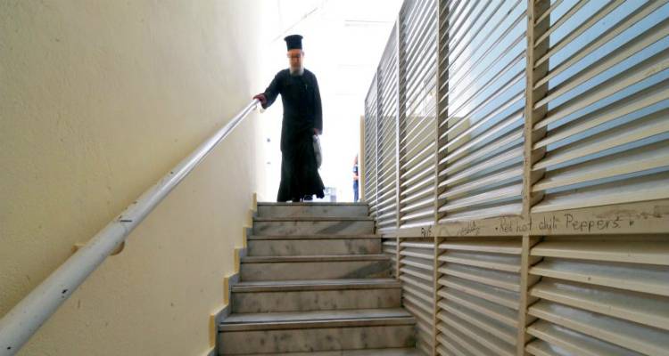 &Lambda;ή&mu;&nu;&omicron;&sigmaf;: &Tau;&omicron; &epsilon;&rho;&omega;&tau;&iota;&kappa;ό &sigma;&kappa;ά&nu;&delta;&alpha;&lambda;&omicron; &laquo;&xi;ύ&rho;&iota;&sigma;&epsilon;&raquo; &tau;&omicron;&nu; &alpha;&rho;&chi;&iota;&mu;&alpha;&nu;&delta;&rho;ί&tau;&eta; &tau;&omicron;&upsilon; &Sigma;&tau;&rho;&alpha;&tau;&omicron;ύ