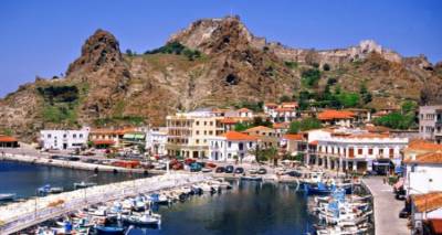 &Lambda;ή&mu;&nu;&omicron;&sigmaf;: &Tau;&omicron; &nu;&eta;&sigma;ί &tau;&omicron;&upsilon; &alpha;&pi;έ&rho;&alpha;&nu;&tau;&omicron;&upsilon; &gamma;&alpha;&lambda;ά&zeta;&iota;&omicron;&upsilon; &kappa;&alpha;&iota; &tau;&omega;&nu; ό&mu;&omicron;&rho;&phi;&omega;&nu; &pi;&alpha;&rho;&alpha;&lambda;&iota;ώ&nu; (photos)