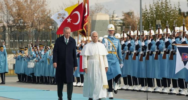 &Pi;ά&pi;&alpha;&sigmaf; &Lambda;έ&omega;&nu; &sigma;&tau;&eta;&nu; &Tau;&omicron;&upsilon;&rho;&kappa;ί&alpha;: &Eta; &Chi;ά&lambda;&kappa;&eta; &sigma;&tau;&omicron; &pi;&rho;&omicron;&sigma;&kappa;ή&nu;&iota;&omicron; &kappa;&alpha;&iota; &omicron;&iota; &alpha;&iota;&chi;&mu;έ&sigmaf; &sigma;&tau;&omicron;&nu; &Epsilon;&rho;&nu;&tau;&omicron;&gamma;ά&nu;