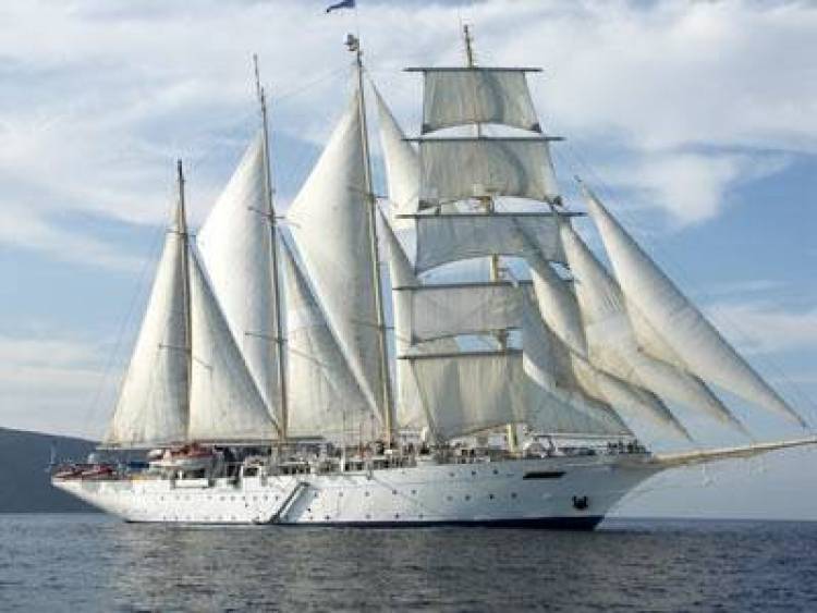&Tau;&omicron; &kappa;&rho;&omicron;&upsilon;&alpha;&zeta;&iota;&epsilon;&rho;ό&pi;&lambda;&omicron;&iota;&omicron; &laquo;Star Clipper&raquo; &sigma;ή&mu;&epsilon;&rho;&alpha; &sigma;&tau;&eta; &Lambda;ή&mu;&nu;&omicron;