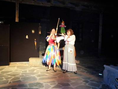 &Tau;&omicron; 2&omicron; &Delta;&eta;&mu;&omicron;&tau;&iota;&kappa;ό &Sigma;&chi;&omicron;&lambda;&epsilon;ί&omicron; &Mu;ύ&rho;&iota;&nu;&alpha;&sigmaf; &pi;ά&epsilon;&iota; &theta;έ&alpha;&tau;&rho;&omicron;