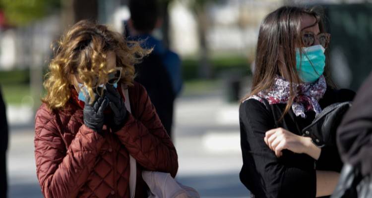 Κορωνοϊός: 352 κρούσματα, 9 διασωληνωμένοι, 10 πήραν εξιτήριο | Δύο χωριά σε καραντίνα