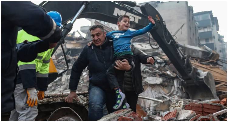 Σεισμός στην Τουρκία: 8χρονος ανασύρθηκε ζωντανός μετά από 52 ώρες - Συγκλονιστικά βίντεο