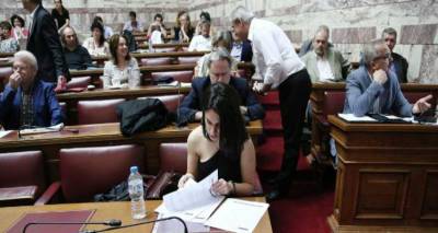 &laquo;&Tau;&omicron; &nu;&omicron;&mu;&omicron;&sigma;&chi;έ&delta;&iota;&omicron; &pi;&alpha;&lambda;&epsilon;ύ&epsilon;&tau;&alpha;&iota;&raquo;, &sigma;&chi;&omicron;&lambda;&iota;ά&zeta;&omicron;&upsilon;&nu; &omicron;&iota; &beta;&omicron;&upsilon;&lambda;&epsilon;&upsilon;&tau;έ&sigmaf; &tau;&omicron;&upsilon; &Sigma;&Upsilon;&Rho;&Iota;&Zeta;&Alpha; &gamma;&iota;&alpha; &tau;&omicron; &pi;&omicron;&lambda;&upsilon;&nu;&omicron;&mu;&omicron;&sigma;&chi;έ&delta;&iota;&omicron; &phi;&omega;&tau;&iota;ά &mu;&epsilon; &tau;&alpha; &delta;&iota;&sigmaf; &phi;ό&rho;&omega;&nu;!