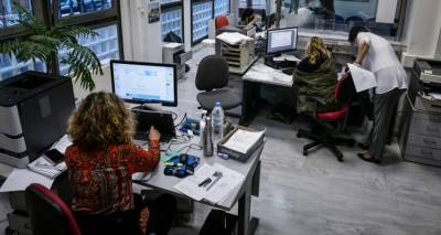 &laquo;&Phi;&omicron;&upsilon;&sigma;&kappa;ώ&nu;&omicron;&upsilon;&nu;&raquo; &tau;&alpha; &laquo;&phi;έ&sigma;&iota;&alpha;&raquo; &tau;&omicron;&upsilon; &Delta;&eta;&mu;&omicron;&sigma;ί&omicron;&upsilon; &sigma;&epsilon; &iota;&delta;&iota;ώ&tau;&epsilon;&sigmaf; -&Pi;&omicron;&iota;&omicron;&sigmaf; &chi;&rho;&omega;&sigma;&tau;ά&epsilon;&iota; &tau;&alpha; &pi;&epsilon;&rho;&iota;&sigma;&sigma;ό&tau;&epsilon;&rho;&alpha;
