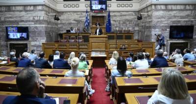 &Sigma;&Upsilon;&Rho;&Iota;&Zeta;&Alpha;: &Beta;&gamma;ή&kappa;&alpha;&nu; &tau;&alpha; &laquo;&mu;&alpha;&chi;&alpha;ί&rho;&iota;&alpha;&raquo; &pi;&rho;&iota;&nu; &tau;&eta; &sigma;&upsilon;&nu;&epsilon;&delta;&rho;ί&alpha;&sigma;&eta; &tau;&eta;&sigmaf; &Kappa;&Omicron; -&laquo;&Epsilon;&gamma;ώ &kappa;ά&theta;&epsilon; &mu;ή&nu;&alpha; &pi;&lambda;&eta;&rho;ώ&nu;&omega; 1.000 &epsilon;&upsilon;&rho;ώ &sigma;&tau;&omicron; &kappa;ό&mu;&mu;&alpha;, &epsilon;&sigma;ύ;&raquo;