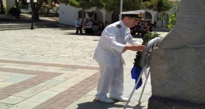 O &kappa;&upsilon;&beta;&epsilon;&rho;&nu;ή&tau;&eta;&sigmaf; &tau;&eta;&sigmaf; &Kappa;/&Phi; &Pi;&omicron;&lambda;&epsilon;&mu;&iota;&sigma;&tau;ή&sigmaf; &kappa;&alpha;&tau;έ&theta;&epsilon;&sigma;&epsilon; &sigma;&tau;&epsilon;&phi;ά&nu;&iota; &sigma;&tau;&omicron; &mu;&nu;&eta;&mu;&epsilon;ί&omicron; &tau;&omega;&nu; &pi;&epsilon;&sigma;ό&nu;&tau;&omega;&nu; &Alpha;&gamma;&iota;&omicron;&sigma;&tau;&rho;&alpha;&tau;&iota;&tau;ώ&nu; (photos)