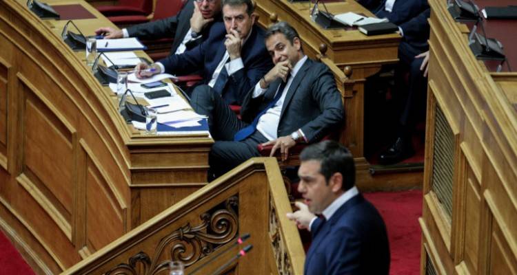 Κόντρα Μητσοτάκη-Τσίπρα εντός και εκτός Βουλής | «Πάσχετε από μετεκλογικό στρες», «ψεύτης με περικεφαλαία»