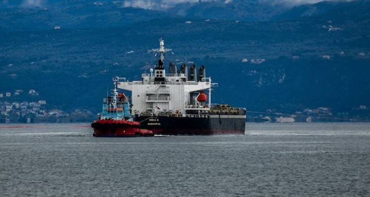 Πρόσκρουση φορτηγού οχηματαγωγού πλοίου στο λιμάνι της Μυτιλήνης