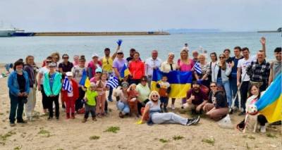 Καθαρίστηκε από Ουκρανούς πολίτες η παραλία του ΣΕΦ ως δείγμα ευγνωμοσύνης