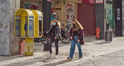 &Kappa;&omicron;&rho;&omega;&nu;&omicron;ϊό&sigmaf;: &Sigma;&tau;&alpha; 3.445 &tau;&alpha; &nu;έ&alpha; &kappa;&rho;&omicron;ύ&sigma;&mu;&alpha;&tau;&alpha; - 749 &omicron;&iota; &delta;&iota;&alpha;&sigma;&omega;&lambda;&eta;&nu;&omega;&mu;έ&nu;&omicron;&iota;, 75 &theta;ά&nu;&alpha;&tau;&omicron;&iota;