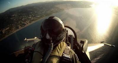&Pi;&iota;&lambda;ό&tau;&omicron;&sigmaf; F16: &laquo;Έ&lambda;&lambda;&eta;&nu;&epsilon;&sigmaf;, &sigma;&eta;&kappa;ώ&sigma;&tau;&epsilon; &tau;&omicron; &kappa;&epsilon;&phi;ά&lambda;&iota; &psi;&eta;&lambda;ά!&raquo; (video)