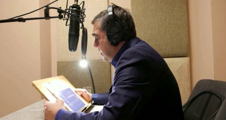 Ο Τσίπρας στο στούντιο, διαβάζει αποσπάσματα από το βιβλίο του «Ιθάκη» | Και audiobook με τη φωνή Αιμίλιου Χειλάκη