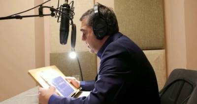 Ο Τσίπρας στο στούντιο, διαβάζει αποσπάσματα από το βιβλίο του «Ιθάκη» | Και audiobook με τη φωνή Αιμίλιου Χειλάκη